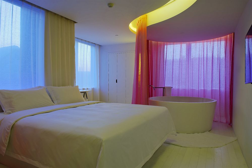 The Emperor Tiananmen Beijing 호텔 외부 사진 A room at the hotel