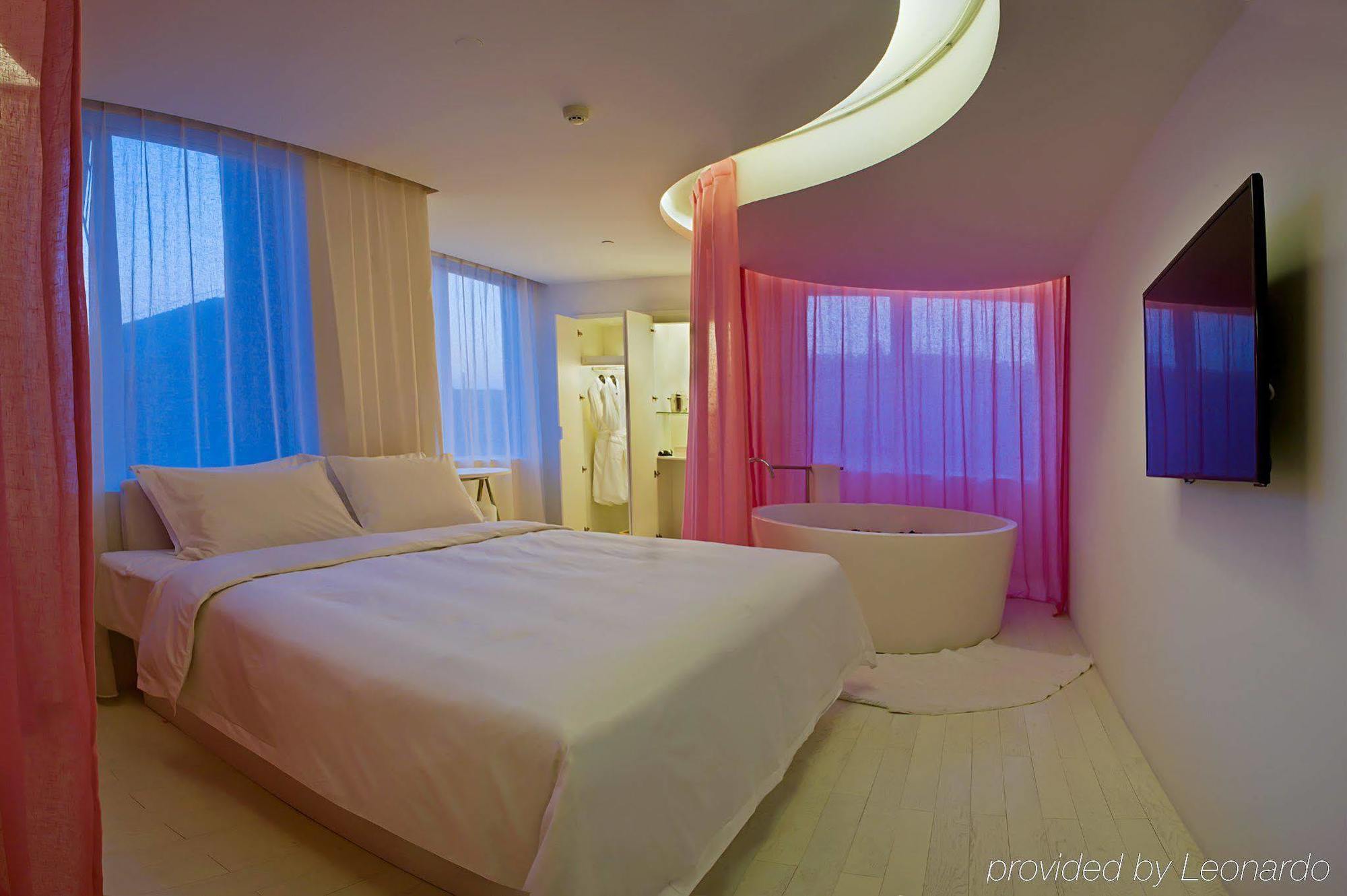 The Emperor Tiananmen Beijing 호텔 외부 사진 A room at the hotel