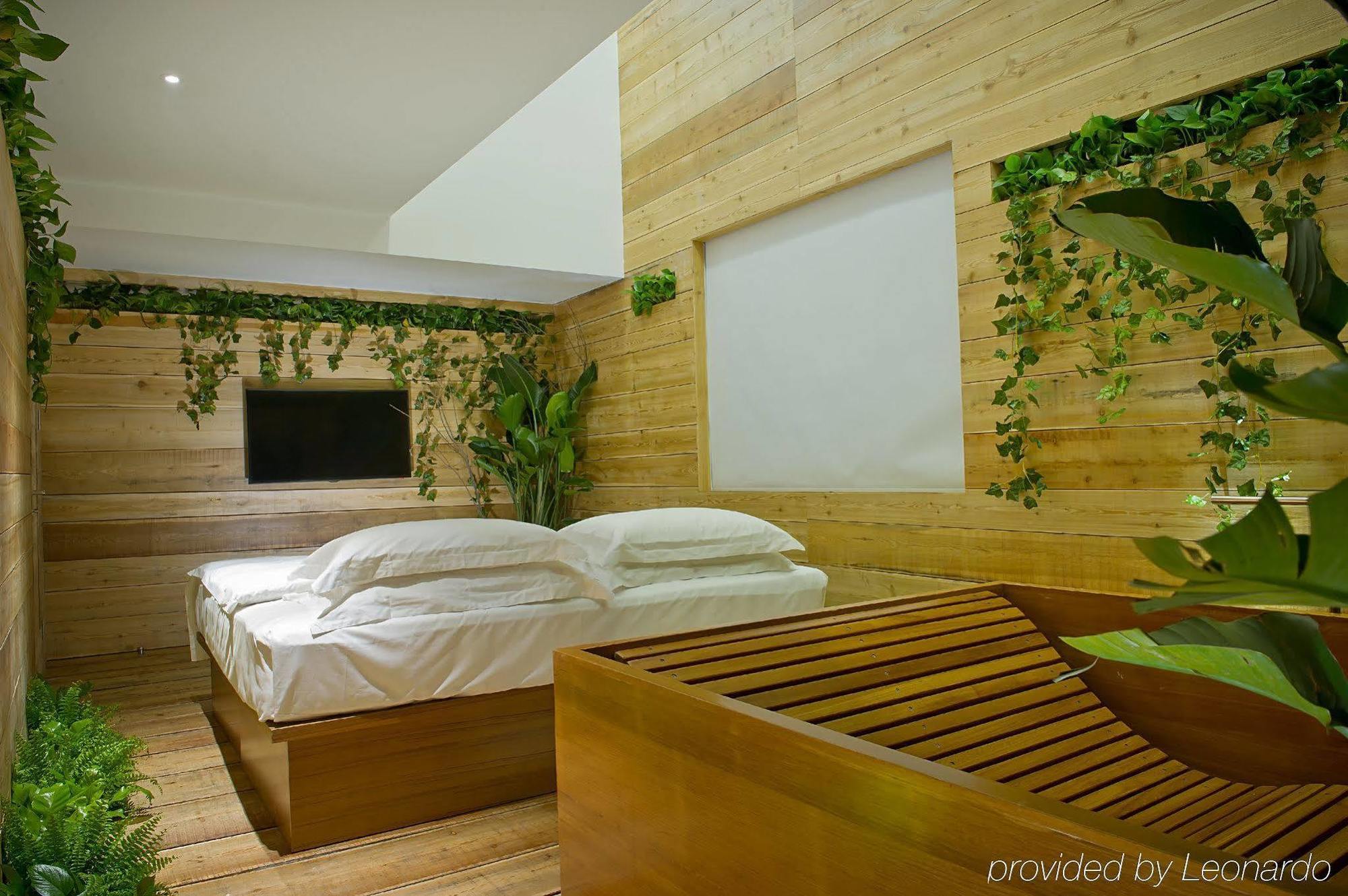 The Emperor Tiananmen Beijing 호텔 외부 사진 A room at the hotel
