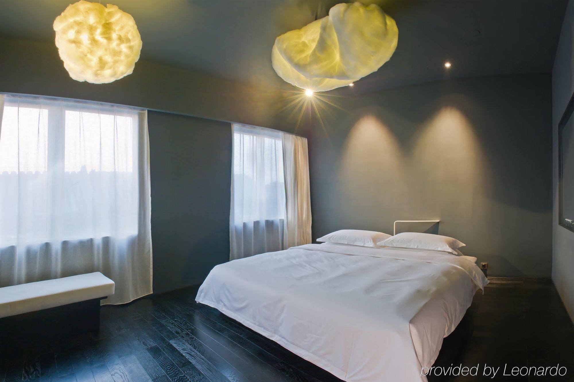 The Emperor Tiananmen Beijing 호텔 외부 사진 A room at the hotel