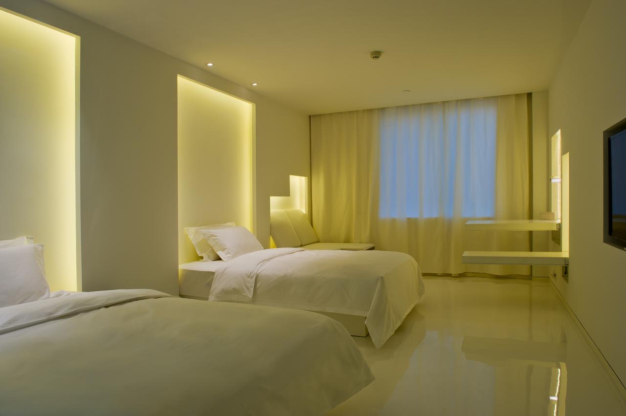 The Emperor Tiananmen Beijing 호텔 외부 사진 A room at the hotel
