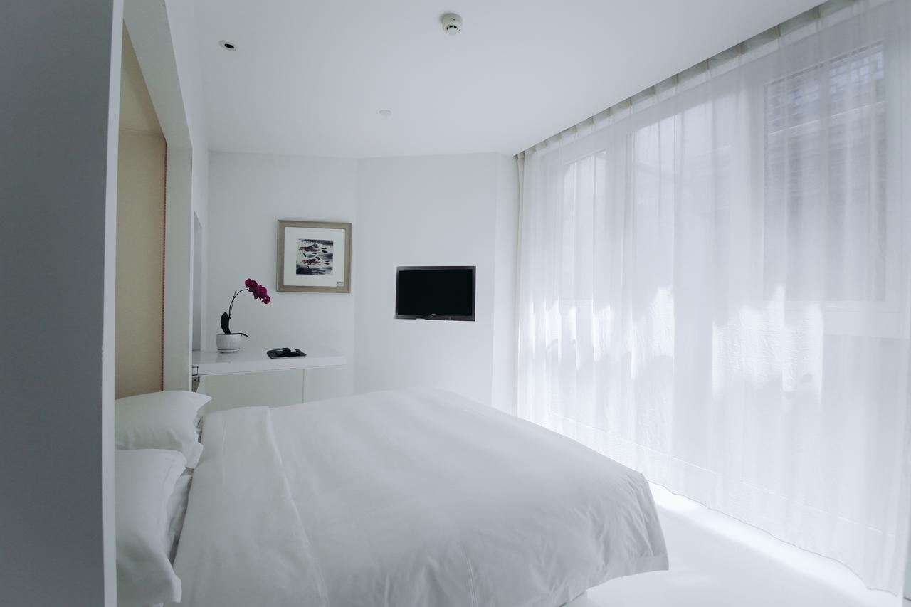 The Emperor Tiananmen Beijing 호텔 외부 사진 A room at the hotel