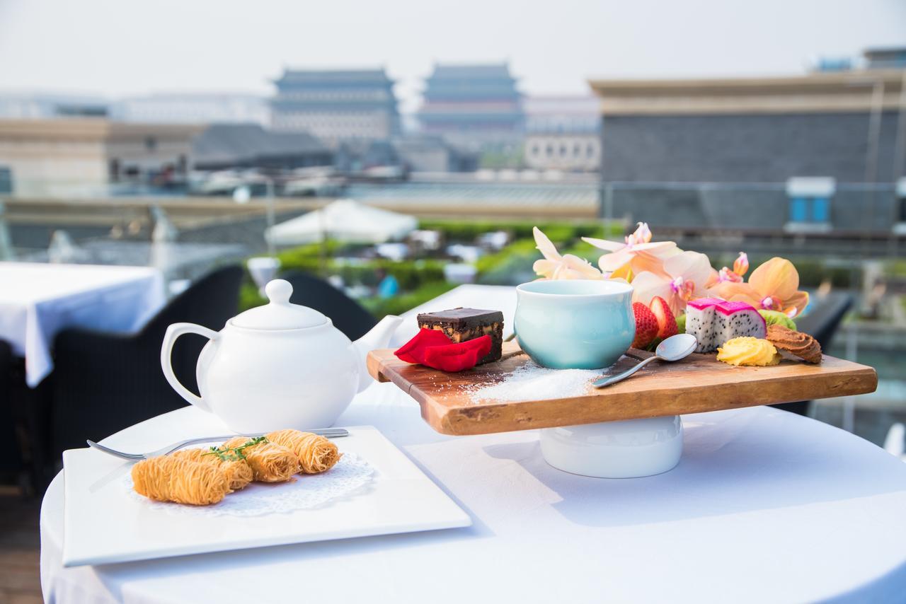 The Emperor Tiananmen Beijing 호텔 외부 사진 Afternoon tea at the rooftop bar