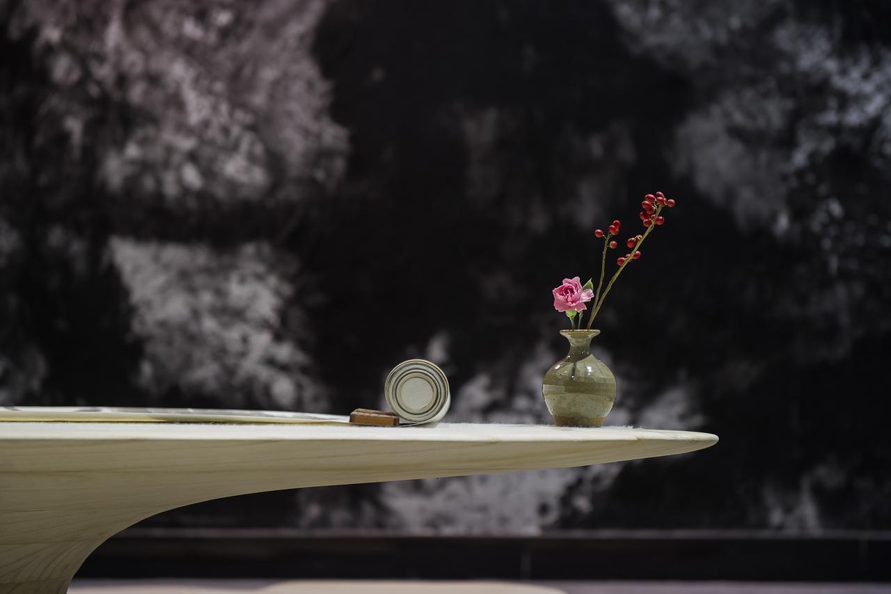 The Emperor Tiananmen Beijing 호텔 외부 사진 A table with a vase of flowers
