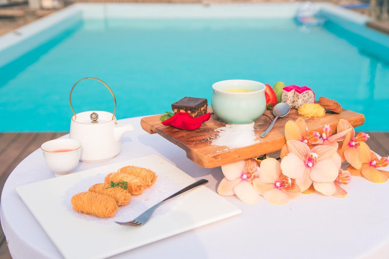 The Emperor Tiananmen Beijing 호텔 외부 사진 Poolside High Tea at The Cape