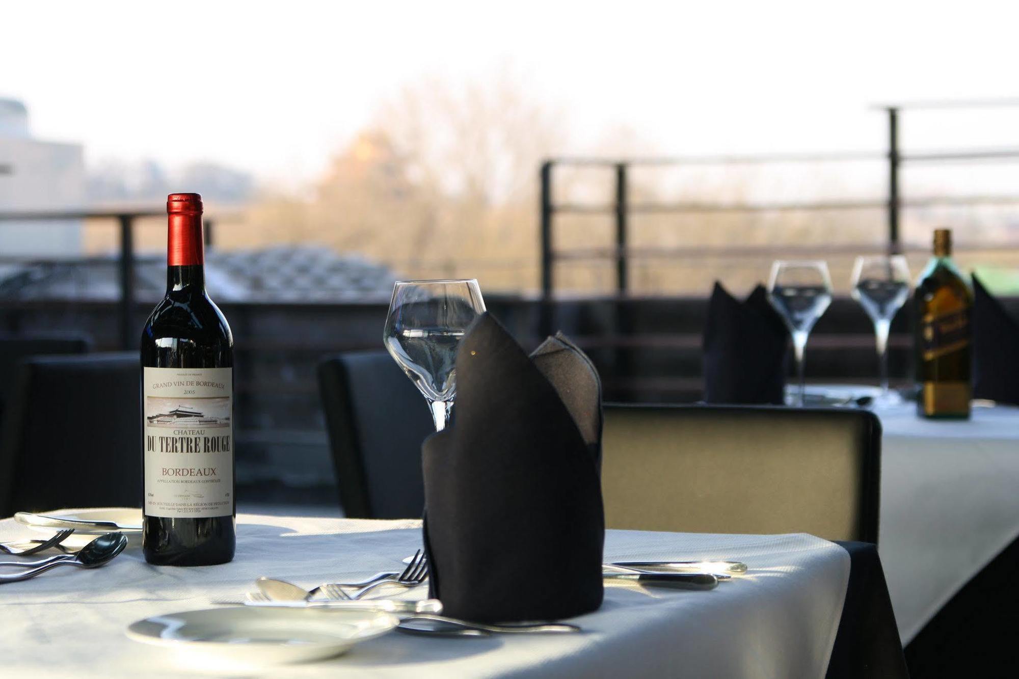 The Emperor Tiananmen Beijing 호텔 외부 사진 Wine at the restaurant
