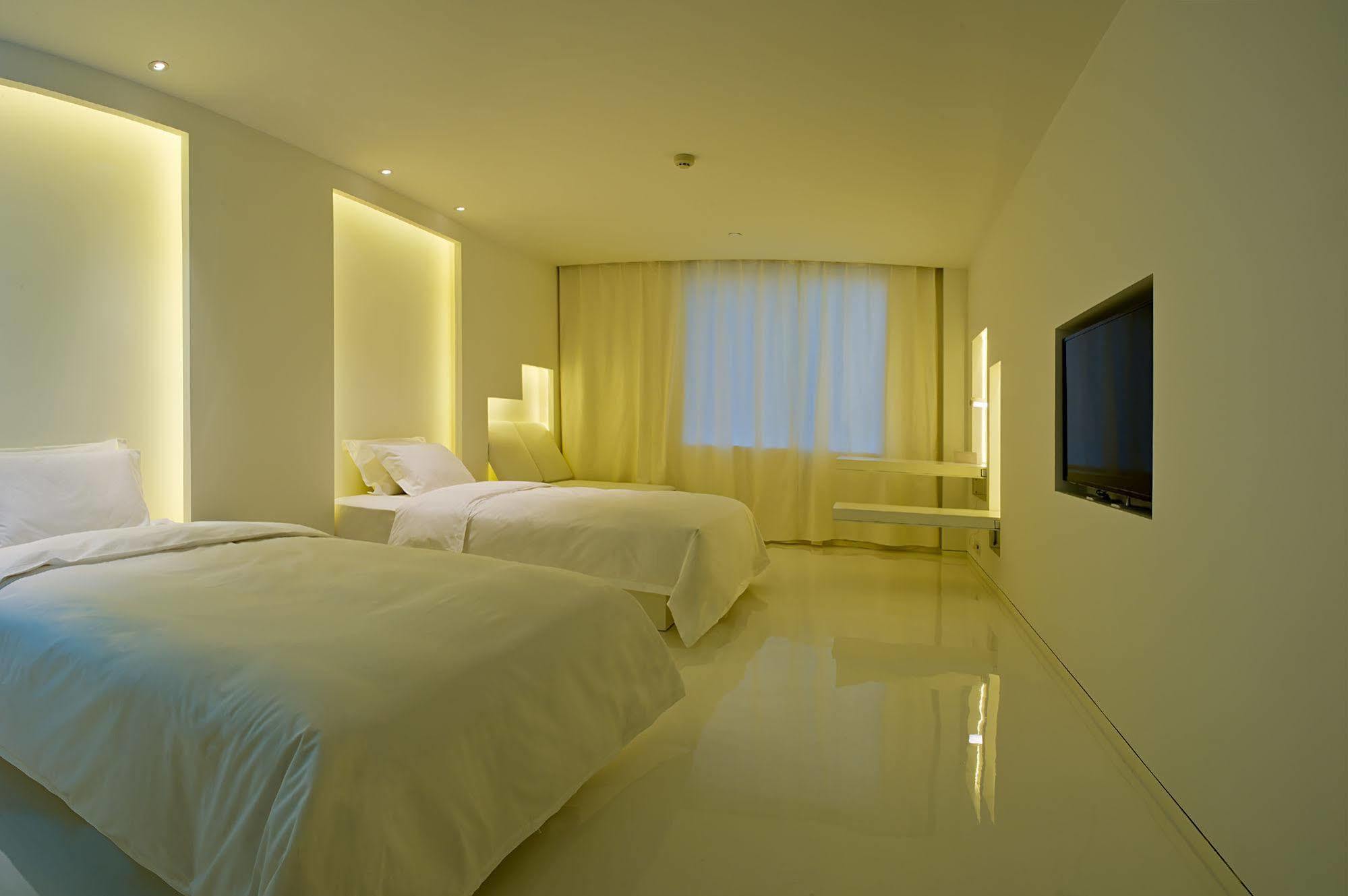 The Emperor Tiananmen Beijing 호텔 외부 사진 A room at the hotel