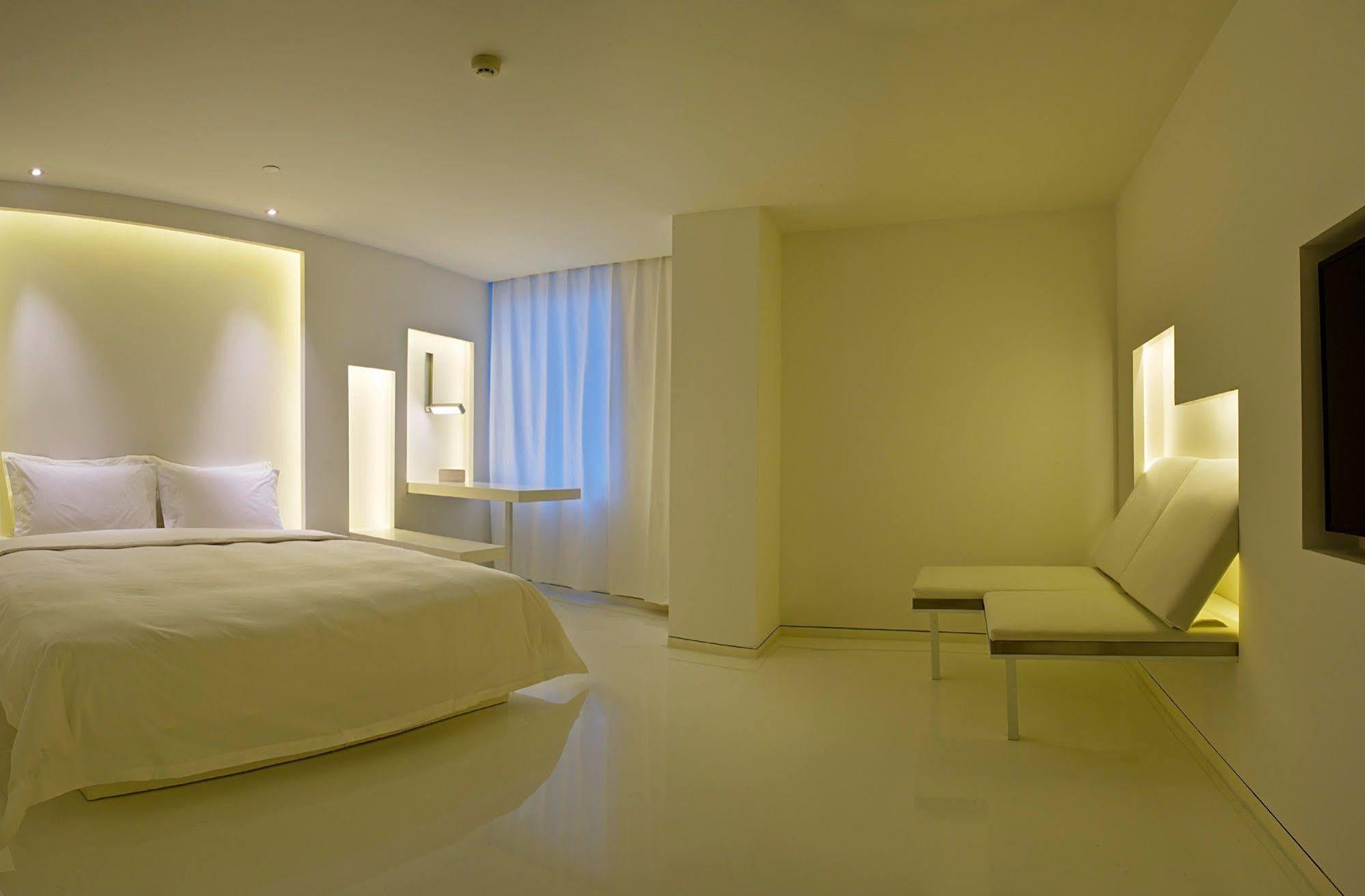 The Emperor Tiananmen Beijing 호텔 외부 사진 A room at the hotel